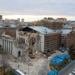 Потеря права на реставрацию саратовского театра не останавливает подрядчиков продолжать работу